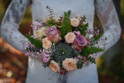 Der Hochzeitsfotograf: Im Herbst leuchtet der Brautstrauss besonders schön. Vintage Hochzeit. - 